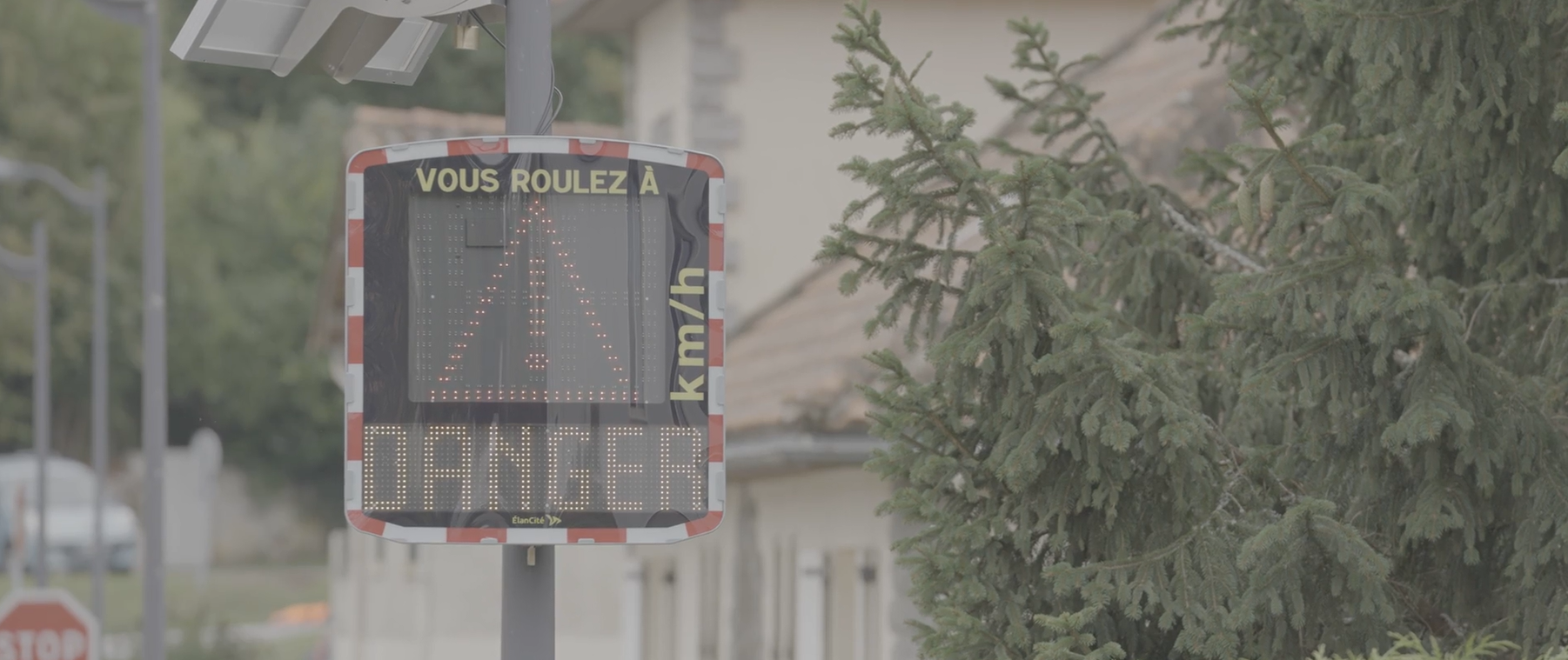 Un rivelatore di velocità EVOLIS Vision che mostra un pittogramma a triangolo e il messaggio “Pericolo”.